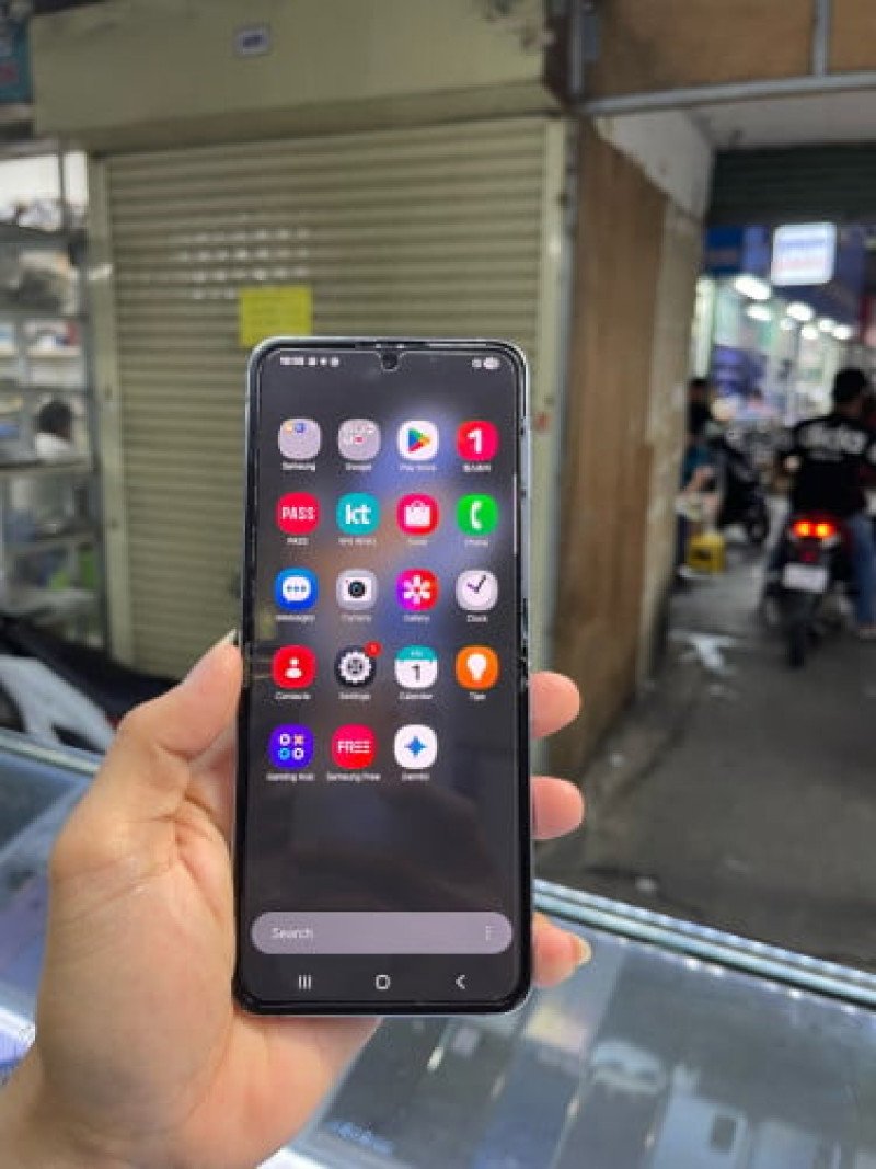 Samsung ZFlip4 256G Ram8G Sim2 eSIM  លក់កាប់សាច់ក៏បាន យកទៅប្រើក៏បាន