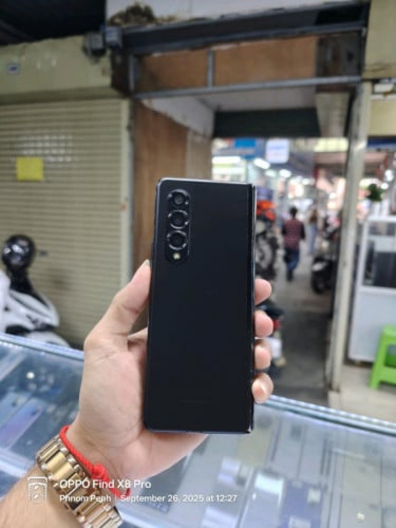 Samsung ZFold3 256G Ram12G Sim2  ខូចអេក្រង់ក្នុងប្រើបានខាងក្រៅ