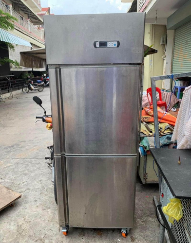 2 door upright freezer  Dimension: 660 x 760 x 2000hmm