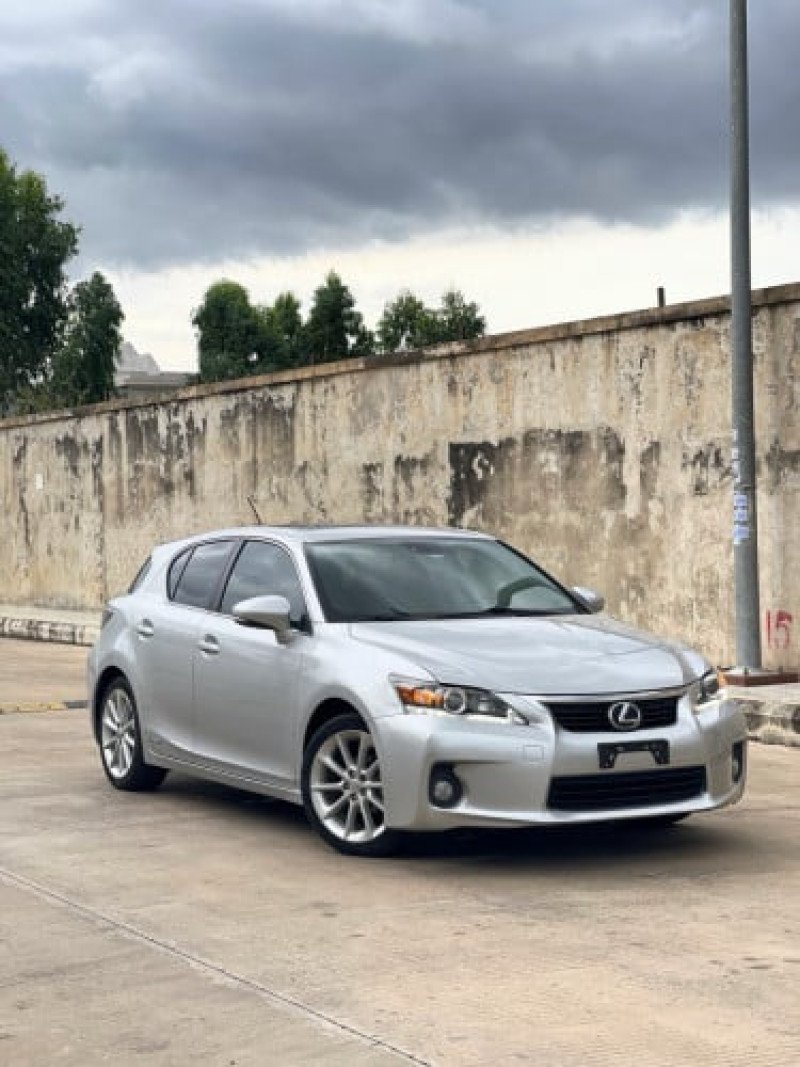 CT 200h 2012 ក្រដាសពន្ធថ្មី ឡានមូល អត់បុកអត់ប៉ះធានា