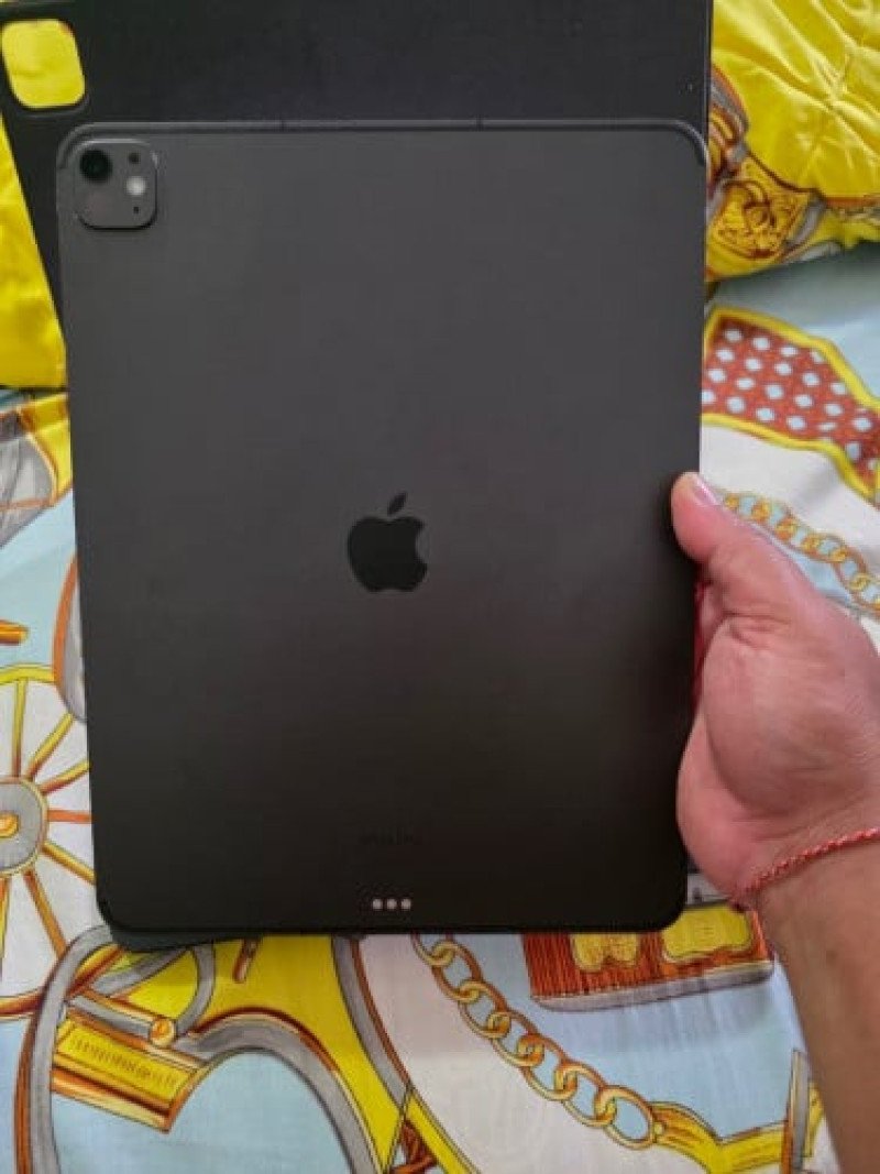 Ipad M4 13 sim+wifi 256g free with good keyboard 99%