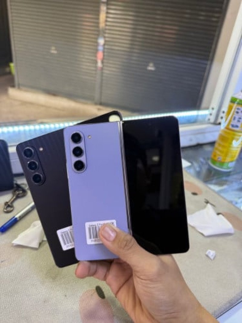 Samsung fold5 Storage 256G  ក្រុមហ៊ុនsim2  ស្អាត99.99%