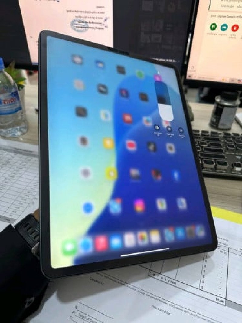 Ipad pro 12.9 2020 128Gb wifi សំណុំប្រញាប់លុយ 475$